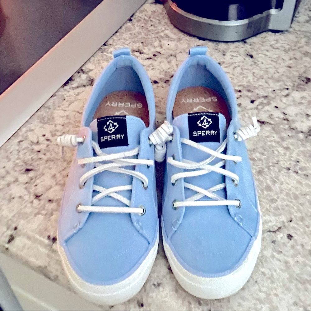 NWOT or box never worn once pair of cute Sperrys in size 7🤍🤍🤍🩵🩵🩵